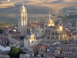 Vista aérea de la Catedral.de Segovia . Los bojes asoman desde elclaustro